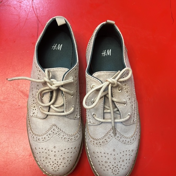 Cream dress shoes for boys size 13. - Picture 2 of 5